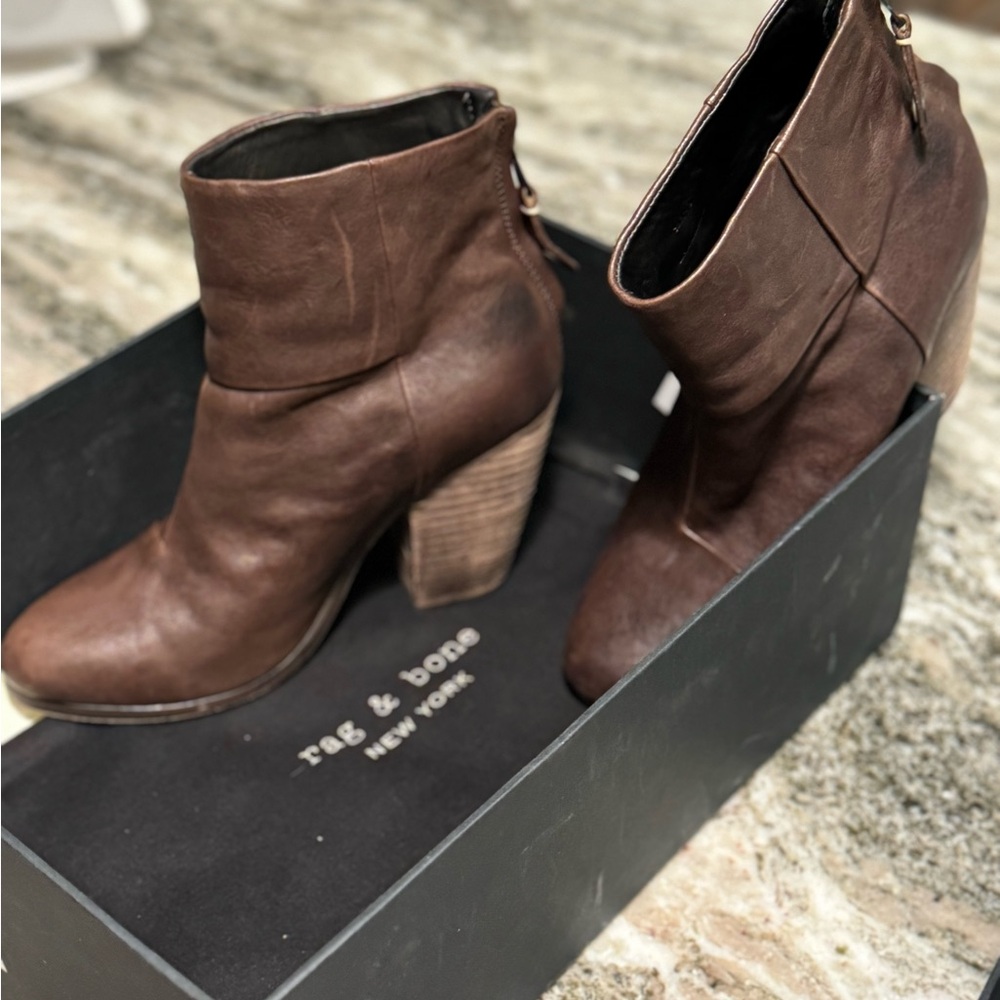Excellent Condition - Rag & Bone Classic Newbury ankle boot - celeb‎ favorite!⭐️